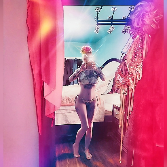 Meet your Posher, Danielle - Picture 3 of 11